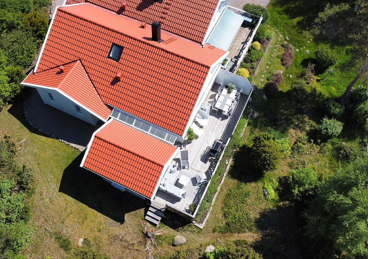 Seagull view over the house and the small garden