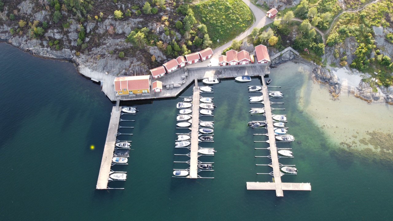 Tångens hamn. Sandstranden till höger och badplatsen till vänster