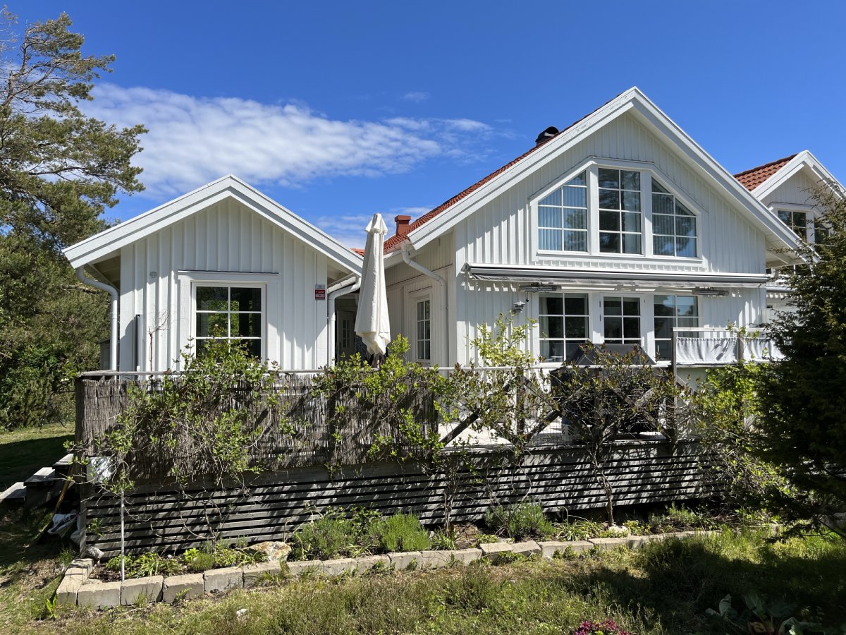 Sparrow view of the house, surrounded by green trees and bushes.